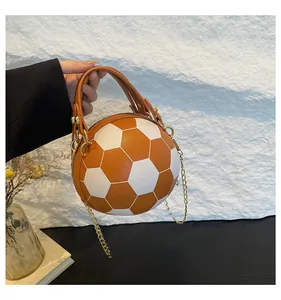 Dettaglio della borsa creativa a forma di pallone con pannelli arancioni e bianchi