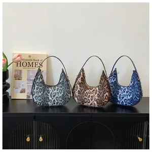 Trois sacs hobo à imprimé léopard en gris, marron et bleu avec fermetures dorées