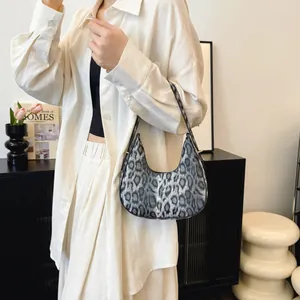 Sac hobo imprimé léopard en forme de croissant élégant avec des détails dorés chic