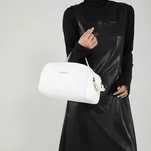 Borsa a cuscino bianca minimalista in pelle con logo dorato e dettaglio zip intrecciata