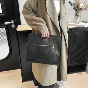 Grand sac cabas noir chic avec texture crocodile et poignées découpées pour le bureau stylé