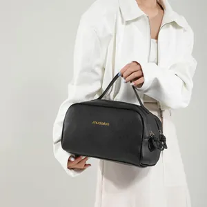 Borsa a mano minimalista in pelle martellata nera con cerniera dorata da donna