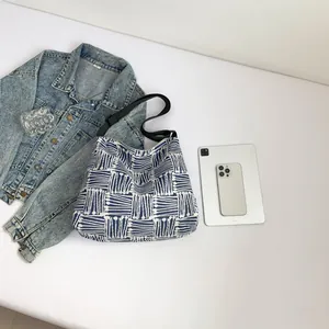Sac fourre-tout en toile à motif géométrique bleu et blanc avec grande capacité et bandoulière