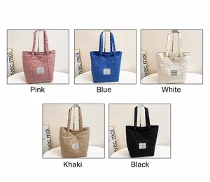 Cinco bolsos tote de nailon en colores variados con bolsillos frontales y asas largas