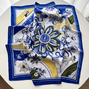 Detailansicht des Seidenschals mit hochwertiger Satinstruktur und feinen Blumenmustern
