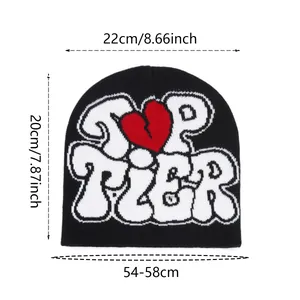 Schwarze Y2K Beanie mit Jacquard-Text, rotem Herz und Maßangaben zur Größe