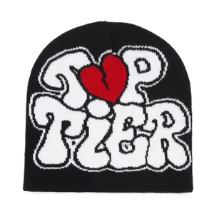 Detail der Stricktextur mit TOP TIER Jacquard-Schriftzug und rotem Herz auf schwarzer Beanie