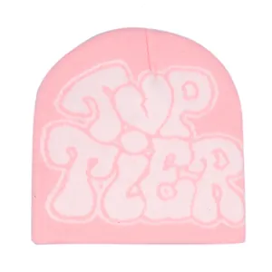 Detailansicht der pinkfarbenen Y2K-Strickmütze mit weißem TOP TIER Jacquard-Schriftzug
