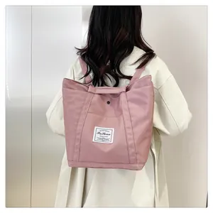 Mochila de pañales multifuncional de nailon rosa con correas ajustables y detalle de moda