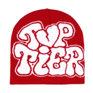 Dunkelrote Y2K Strickmütze mit weißem Top Tier Graffiti-Schriftzug auf weißem Grund
