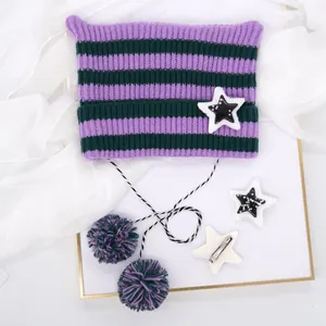 Dettaglio del berretto in maglia con orecchie da gatto strisce viola e patch stella morbida