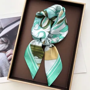 Detailansicht des Vintage-Floralseidentuchs, elegant geknotet in einer Premium-Geschenkbox