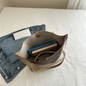 Borsa tote patchwork crema e caffè minimalista con grande capacità per oggetti quotidiani