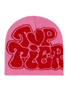 Detailaufnahme der rosa Strickmütze mit rotem Top Tier Text und weicher Struktur
