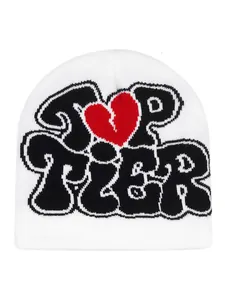 Detail der weißen Y2K-Strickmütze mit Top Tier-Schriftzug und rotem Herzsymbol