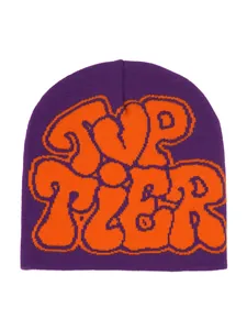 Detail der orangefarbenen Top-Tier-Schrift auf violetter Y2K-Beanie mit Strickmuster