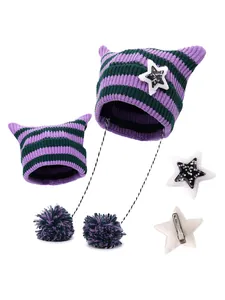 Dettaglio del berretto in maglia a righe viola e verdi con orecchie di gatto e pompon