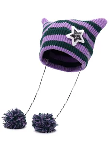 Dettaglio del cappello a maglia con orecchie da gatto e toppa a stella in morbido peluche