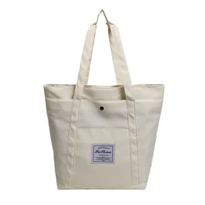 Bolso tote moderno de nailon crema con bolsillo frontal y doble asa para uso diario