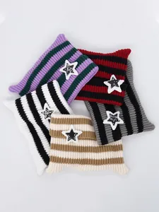 Berretti in maglia con orecchie da gatto in cinque colori a righe e stelle glitter