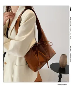 Detailopname van bruine vintage leren tote bag met stijlvolle zijdelingse trekkoorden