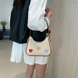 Borsa sottobraccio minimalista in tela beige con cuori colorati e tracolla marrone