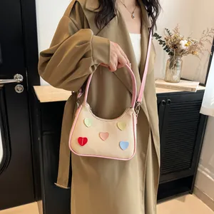Elegante borsa in tessuto beige con toppe a cuore colorate e tracolla rosa da donna