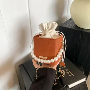 Damen Gitter Webstruktur Eimertasche Mit Künstliche Perlenimitat-Griff PU-Leder Kordelzug Umhängetasche Mit Goldener Kette Schultergurt