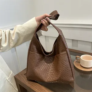 Fashion PU Leather Woven Shoulder Bag For Women Large Capacity Hobo Tote Bag Underarm Bag With Magnetic Closure Daily Purse