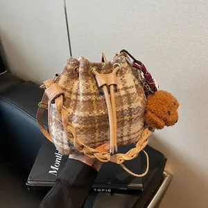 Sac Seau en Laine à Carreaux Vintage pour Femmes Retro Tweed Cordon de Serrage Sac à Bandoulière Avec Poignée Tissée Et Pendentif Ours Cadeau