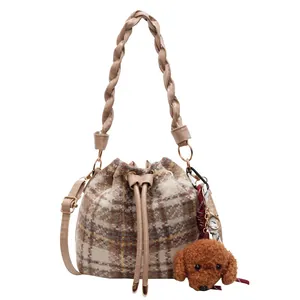 Sac seau en laine à carreaux avec poignée tressée et charm nounours pour l'automne