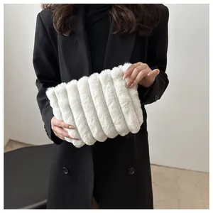 Detail der weißen Plüschhandtasche mit einzigartiger vertikaler Kunstfellstruktur