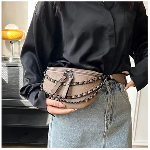 Détail de sac banane kaki à motif crocodile avec triples chaînes et zips en cuir élégants