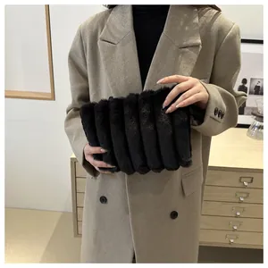 Detail einer weichen schwarzen Kunstfell-Clutch mit strukturierten vertikalen Streifen