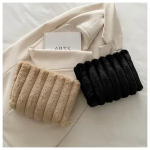 Detail von Plüsch-Handtaschen aus Kunstpelz mit gestreifter Textur in Schwarz und Khaki