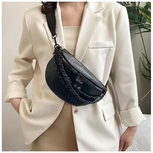 Détail du sac de poitrine noir à motif crocodile avec doubles chaînes et bandoulière large