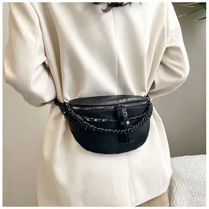 Détail de sac banane noir à motif crocodile avec doubles chaînes métalliques noires