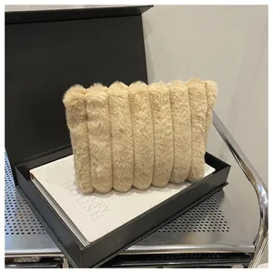 Nahaufnahme der khakifarbenen Plüsch-Clutch aus Kunstfell mit vertikalen Streifen