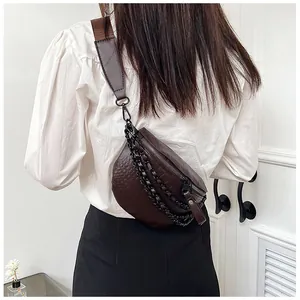 Détail du sac banane marron foncé avec motif crocodile et chaîne en métal noir mat