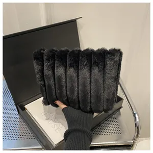 Detail der schwarzen Clutch aus Kunstpelz mit vertikaler Plissee-Struktur und Plüscheffekt