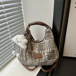 Borsa a Spalla Intrecciata Jacquard Retro Grande Tote Bag a Quadretti Geometrici Con Ciondolo a Nuvola Tracolla Pelle PU