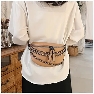 Détail du sac banane en cuir camel à motif pierre avec triples chaînes en métal noir