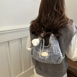 Borsa tote in maglia a righe blu e bianche con ciondolo a nuvola per la moda autunnale