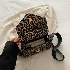 Sac bandoulière vintage à imprimé léopard avec boucle dorée et large sangle noire