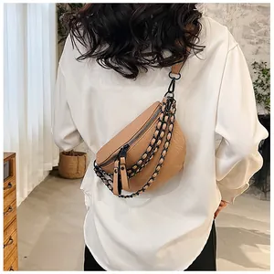 Détail du sac bandoulière en similicuir marron avec chaîne et fermeture à glissière