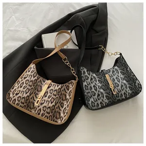 Détail de sacs hobo léopard avec boucles métalliques et bandoulières sur vestes