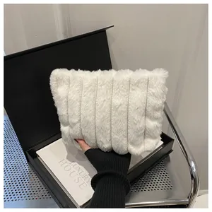 Detailansicht der flauschigen weißen Kunstpelz-Clutch mit vertikalem Steppmuster für Damen