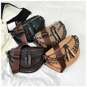Détails de quatre sacs bananes en similicuir avec motif crocodile et chaînes décoratives