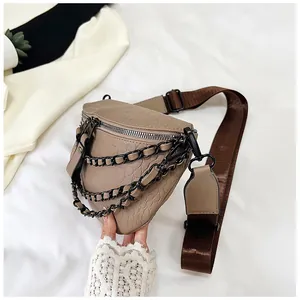 Détail du sac de poitrine kaki à motif crocodile avec chaînes métalliques noires