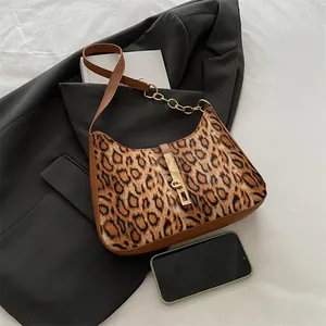 Sac sous le bras chic à imprimé léopard pour femme avec détails dorés sur un blazer